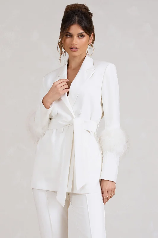 Just Like That | Blazer blanc avec ceinture et plumes