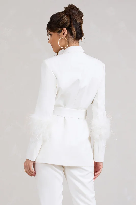 Just Like That | Blazer blanc avec ceinture et plumes