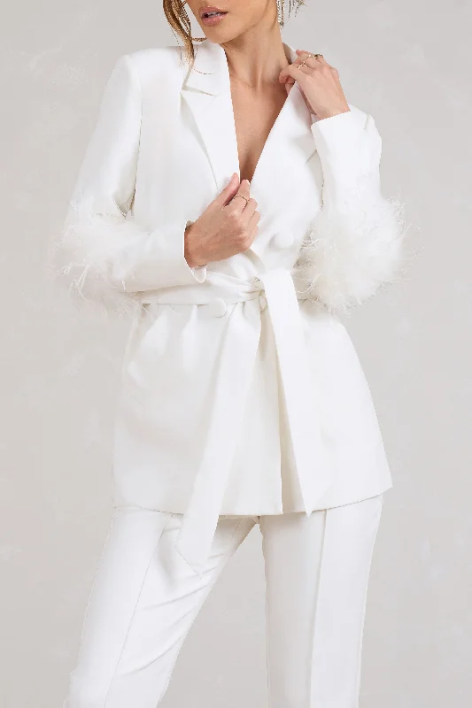 Just Like That | Blazer blanc avec ceinture et plumes