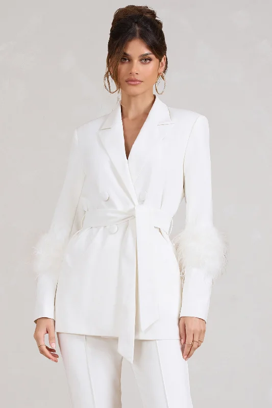 Just Like That | Blazer blanc avec ceinture et plumes