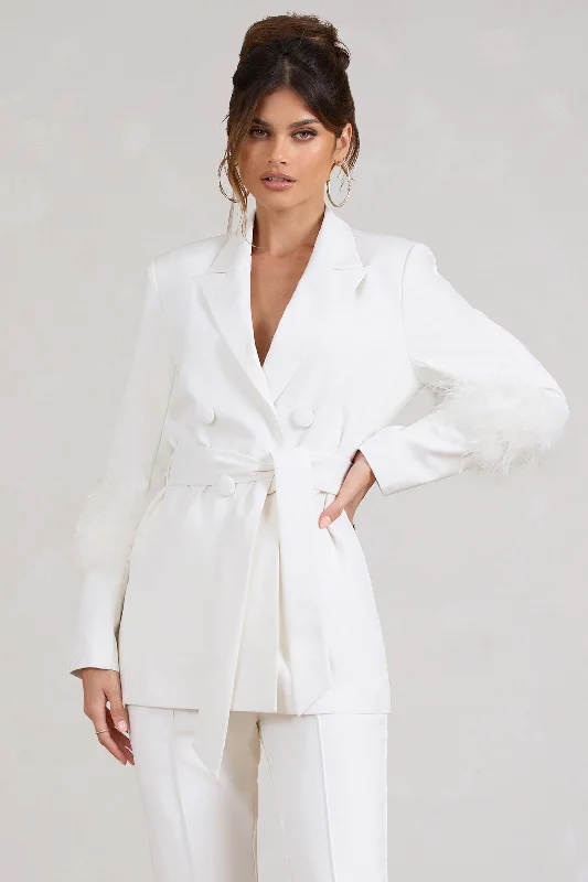 Just Like That | Blazer blanc avec ceinture et plumes